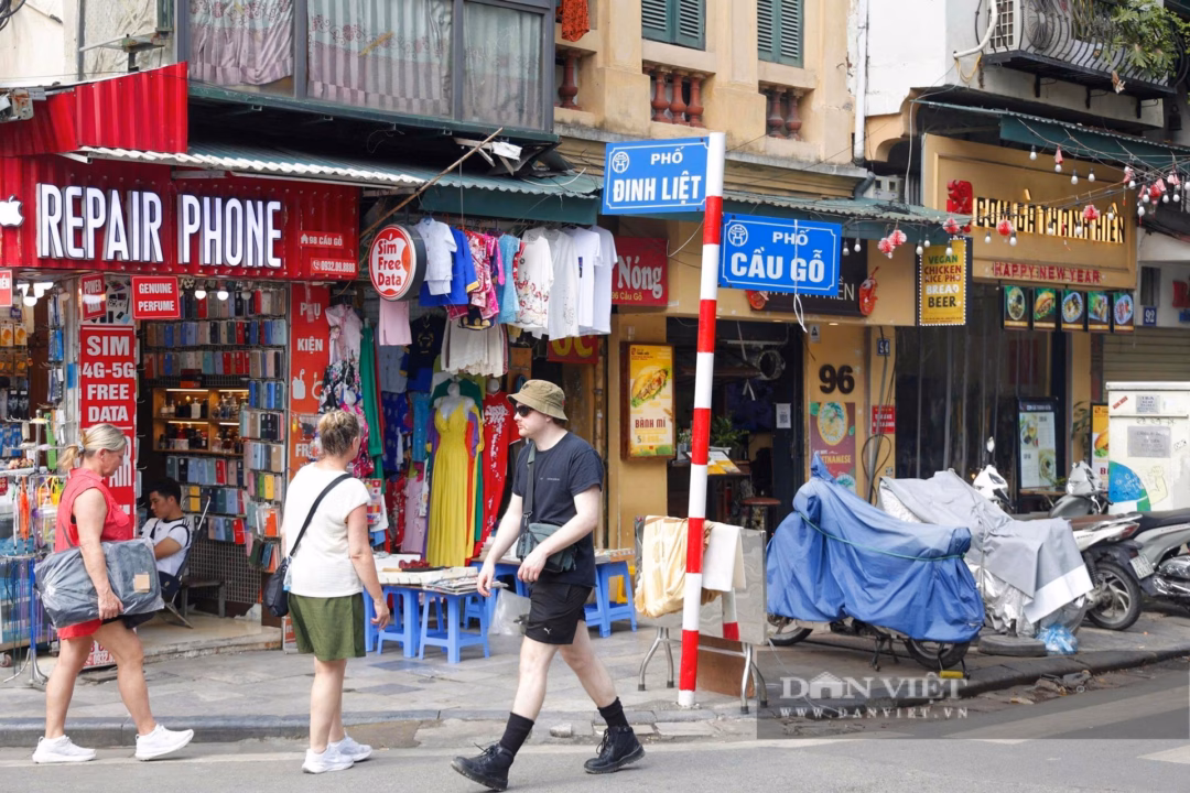 Không khí mua sắm nhộn nhịp bắt đầu quay trở lại tại phố cổ Hà Nội. 