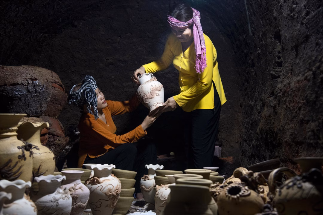 Bên trong lò nung gốm Mỹ Thiện - nơi giữ lửa cho nghề truyền thống hơn 200 năm tuổi. Ảnh: NSNA Nguyễn Đăng Lâm
