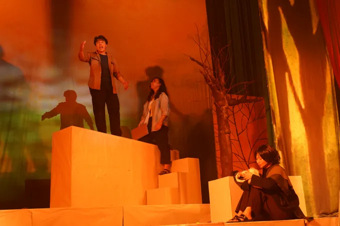 Một cảnh trong vở kịch Bước lên đỉnh sầu