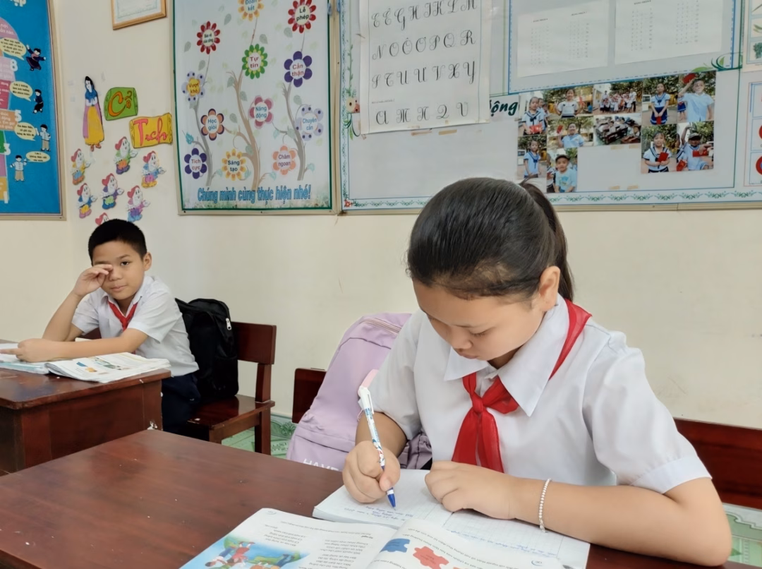 Những học trò nhỏ của thầy giáo Lê Xuân Hạnh trên đảo Trường Sa lớn (Ảnh: Bá Duy)