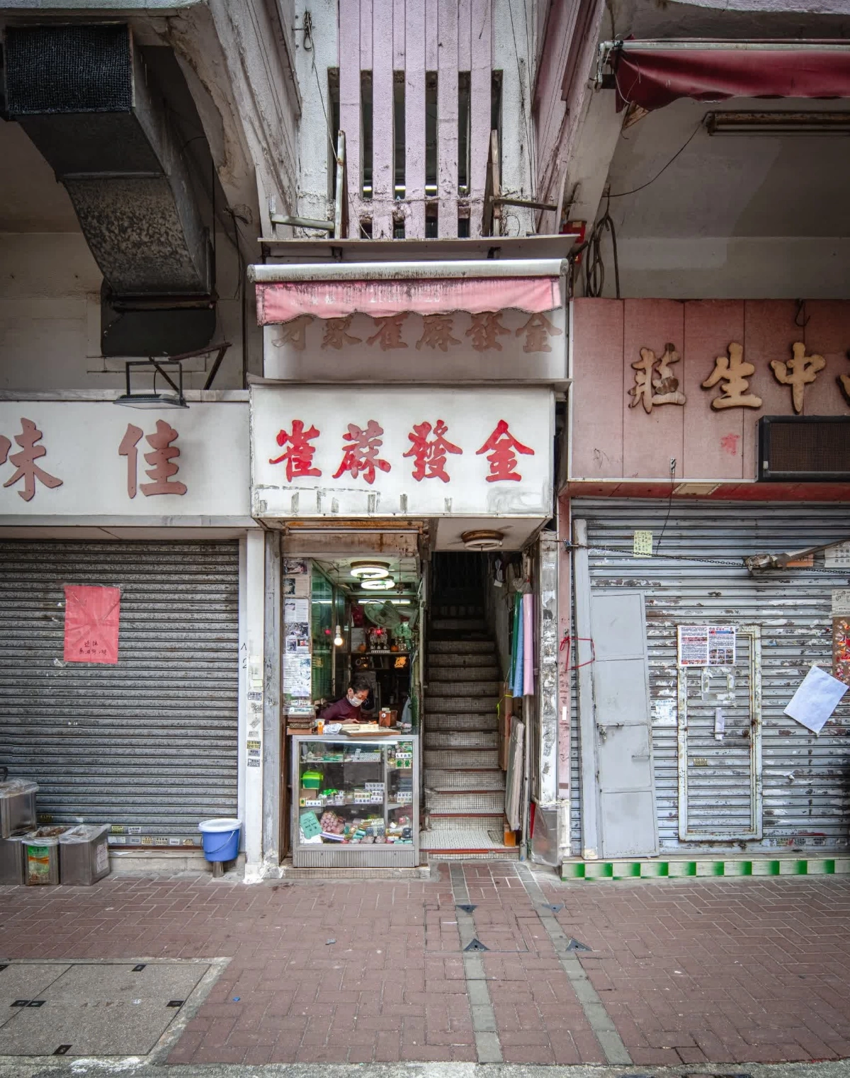 Mỗi sáng trước 10h, nữ nghệ nhân đã ngồi vào chỗ, xếp sẵn khay gỗ với những quân bài bằng nhựa và chuẩn bị các dụng cụ chuyên dụng để khắc.