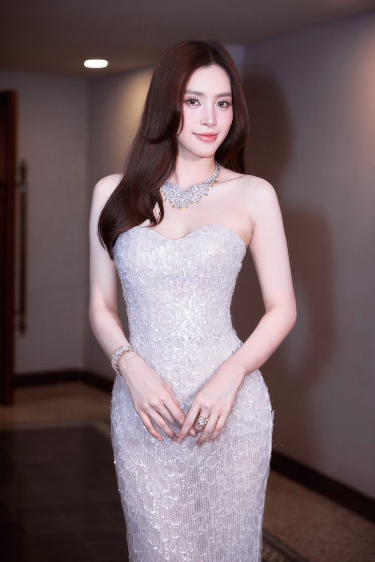 Tiểu Vy thừa nhận từng khóc khi đọc được những bình luận tiêu cực về mình trên mạng xã hội.