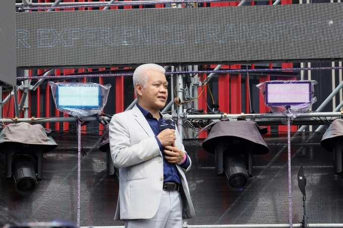 Ông Nguyễn Minh Đức (trái) - Tổng giám đốc HP Việt Nam và ông Sùng A Vàng (phải) - Phó trưởng ban BQL Khu Bảo tồn Thiên nhiên Hang Kia - Pà Cò cùng nhau trồng cây. Ảnh: PanNature