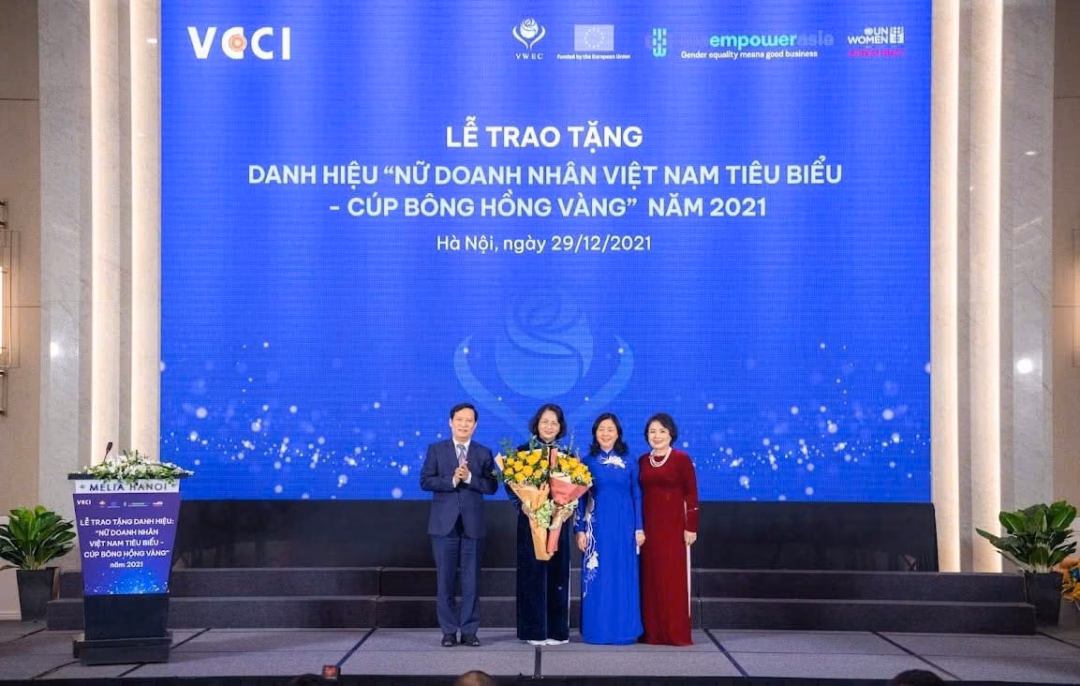 Chủ tịch VCCI Phạm Tấn Công tặng hoa cho nguyên Phó Chủ tịch nước Đặng Thị Ngọc Thịnh