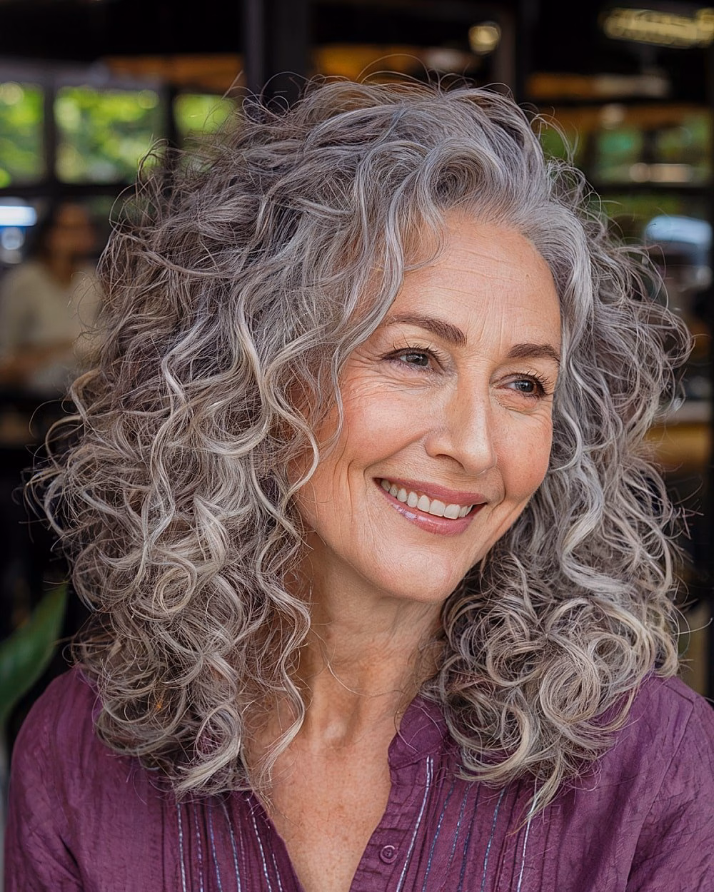 Tóc tầng trung giúp chị em U60 trẻ trung, dễ chăm sóc Medium-length curly haircut with layers for volume and bounce on gray hair