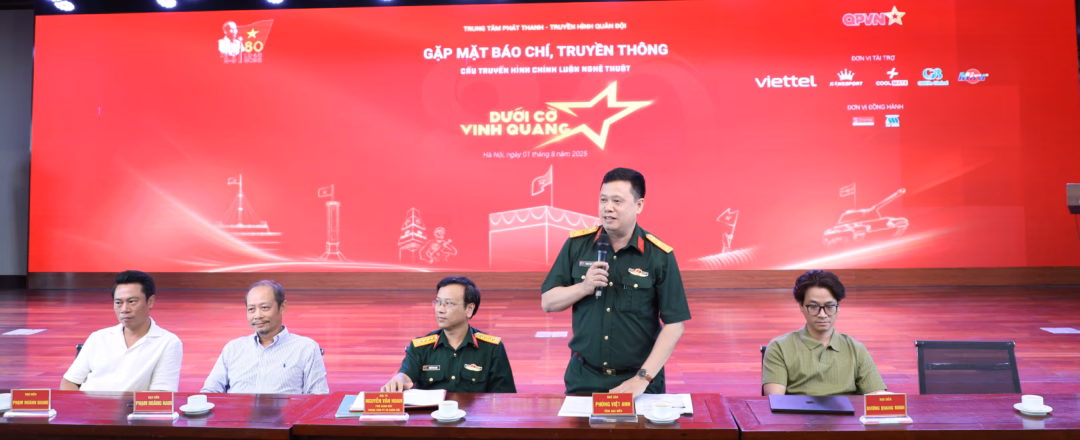 Đặc sắc màn bắn súng thần công trên sân khấu “Dưới cờ vinh quang”