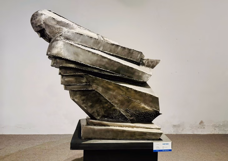 Tác phẩm điêu khắc Vượt bão - Ảnh: HỒ LAM