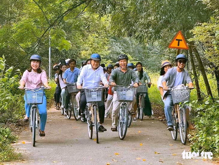 TP HCM: Trao tặng xe đạp, mũ bảo hiểm cho học sinh khó khăn ở xã Bình Mỹ Các đại biểu, thầy cô, phụ huynh và các em học sinh tham gia chương trình "Vì sức khỏe cộng đồng” - Ảnh: NGỌC KHẢI