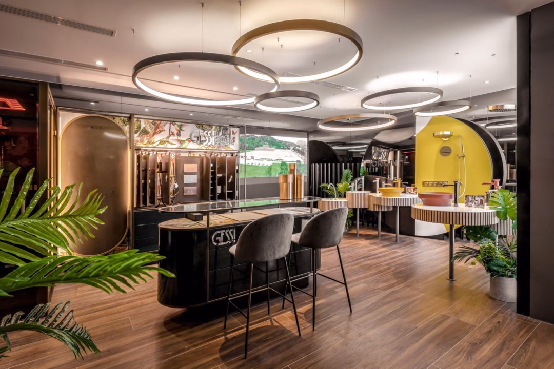 Trấn Thành: Đầu tư phòng tắm nên ưu tiên thiết kế độc đáo và công nghệ thông minh Project Boutique là nơi Trấn Thành trải nghiệm may đo “trang sức” cho phòng tắm.