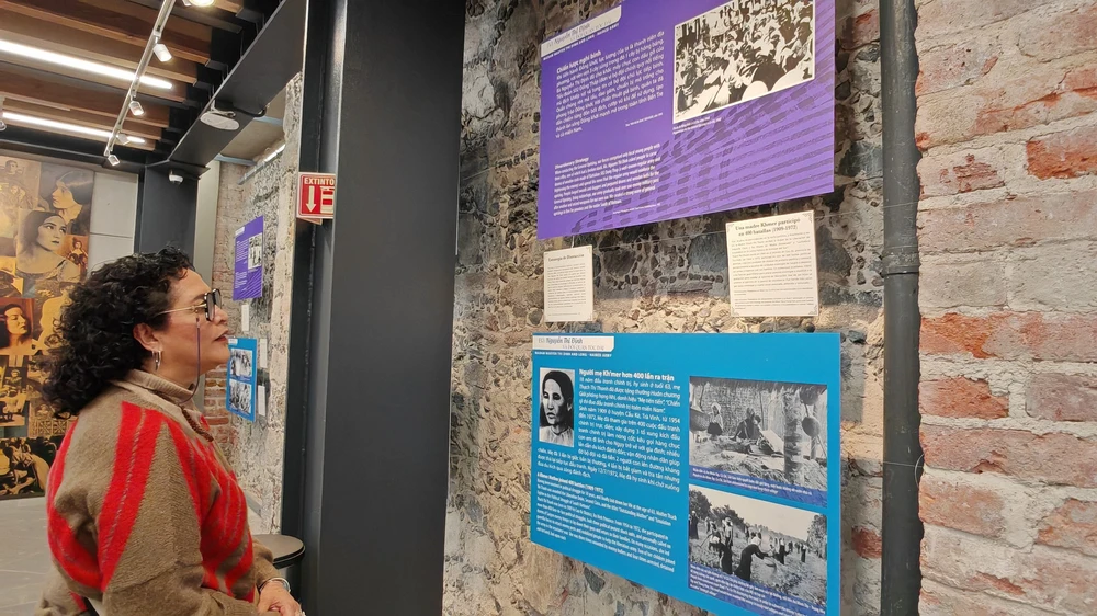 Khách thăm quan Triển lãm ảnh “Đội quân Tóc Dài” do Bảo tàng Phụ nữ Mexico phối hợp với Bảo tàng Phụ nữ Việt Nam và nhà quảng bá văn hóa Kyra Núñez de León tổ chức. Ảnh: Phương Lan - PV TTXVN tại Mexico