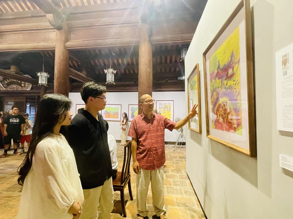 Họa sỹ Trần Minh Tuấn giới thiệu tranh với các khán giả trẻ