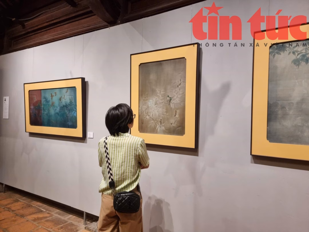 Du khách cảm nhận những bức tranh về những nét văn hoá truyền thống Á Đông.