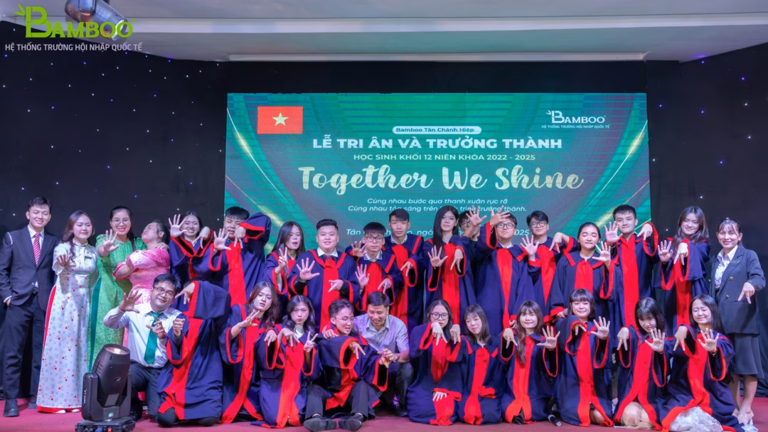 Học sinh lớp 12 của Bamboo School tại Lễ tri ân trưởng thành. Ảnh: Trường Tre Việt.