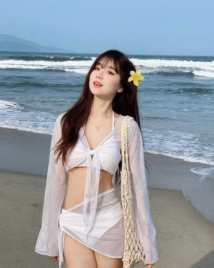 Mặc chân váy lưới ngoài bikini có thật sự sexy như bạn nghĩ?