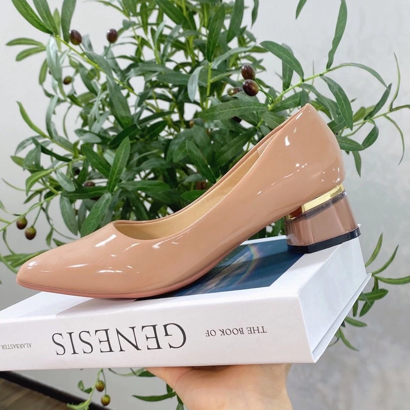 Tại sao giày cao gót 3 phân lại là cứu cánh cho outfit công sở mà bạn không thể bỏ qua?