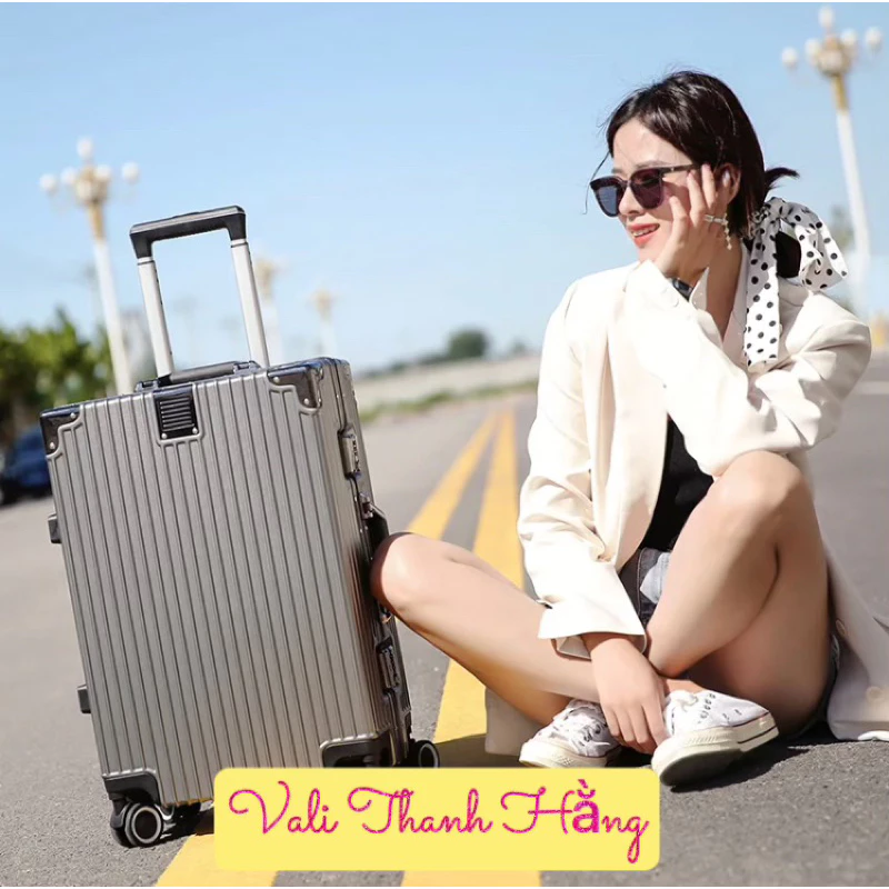 Làm thế nào để chọn vali khung nhôm phù hợp cho chuyến đi ngắn ngày mà không bị quá khổ khi di chuyển
