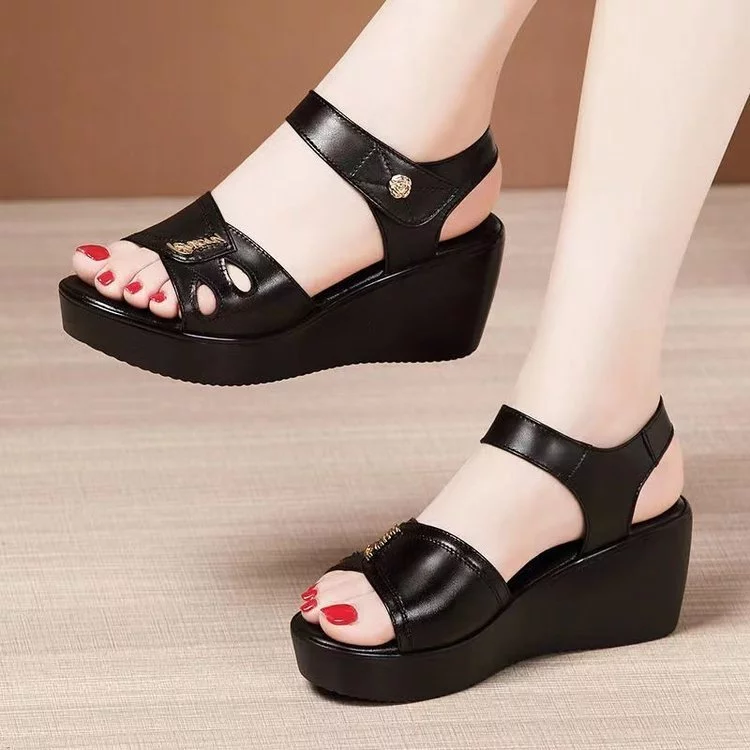 Tại sao dép sandal nữ cao 7cm lại là cứu cánh cho những cô gái muốn tăng chiều cao mà vẫn thoải mái trong mùa hè?