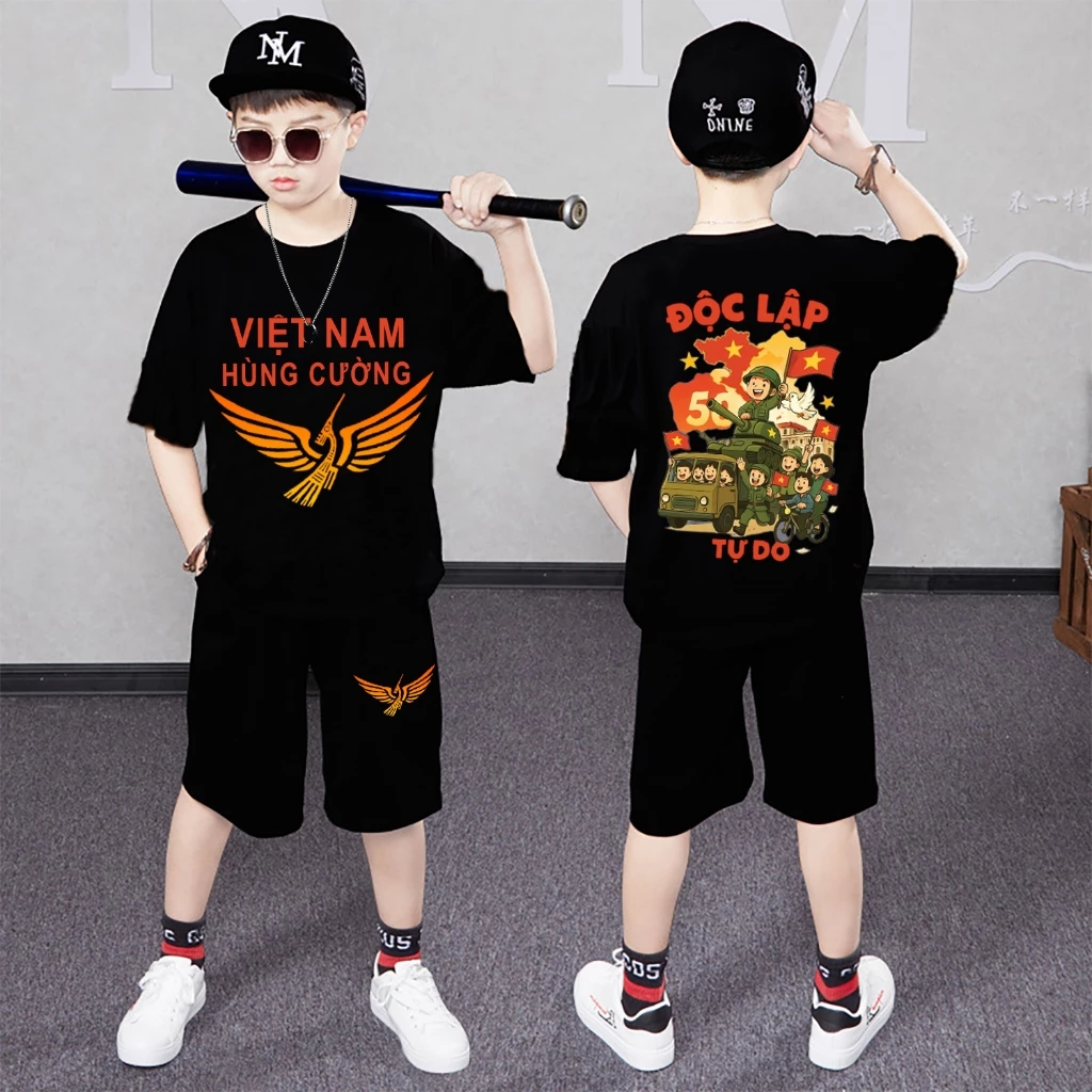 Mặc đồ bộ cờ đỏ sao vàng cho bé trai đi chơi: Những điều bố mẹ cần lưu ý để không “hối hận”