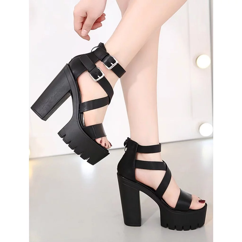 Tại sao sandal cao cấp lại là lựa chọn số 1 cho những chuyến đi xa vào mùa hè?