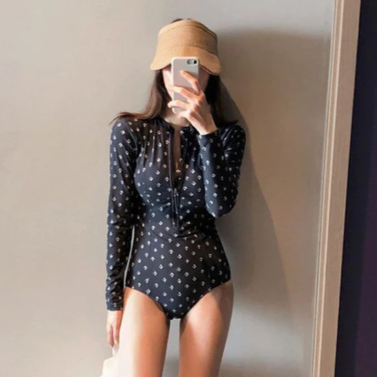 Mặc đồ bơi có tay sao vẫn bị hớ hênh? Bí quyết chọn bikini nữ tay dài chuẩn không cần chỉnh