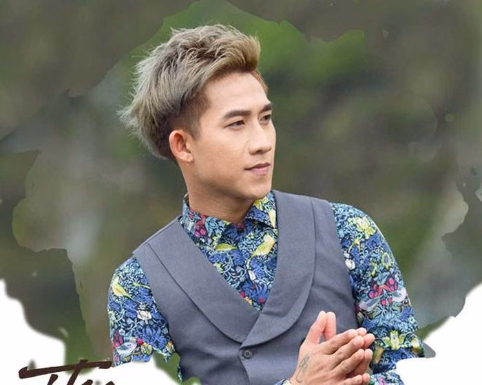 Cảnh Hồ Gia H&ugrave;ng h&aacute;t b&ecirc;n cạnh ch&uacute; b&ograve; tr&ecirc;n đồng cỏ