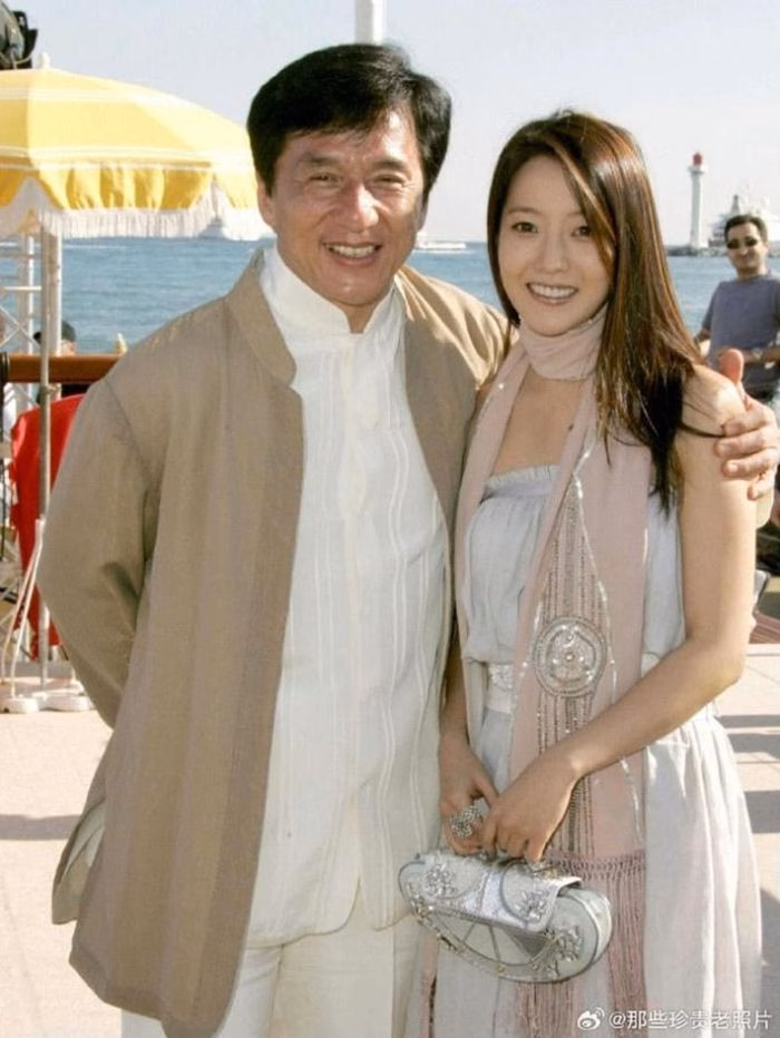 Kim Hee Sun mở album quà từ Jackie Chan Kim Hee Sun mở album quà từ Jackie Chan