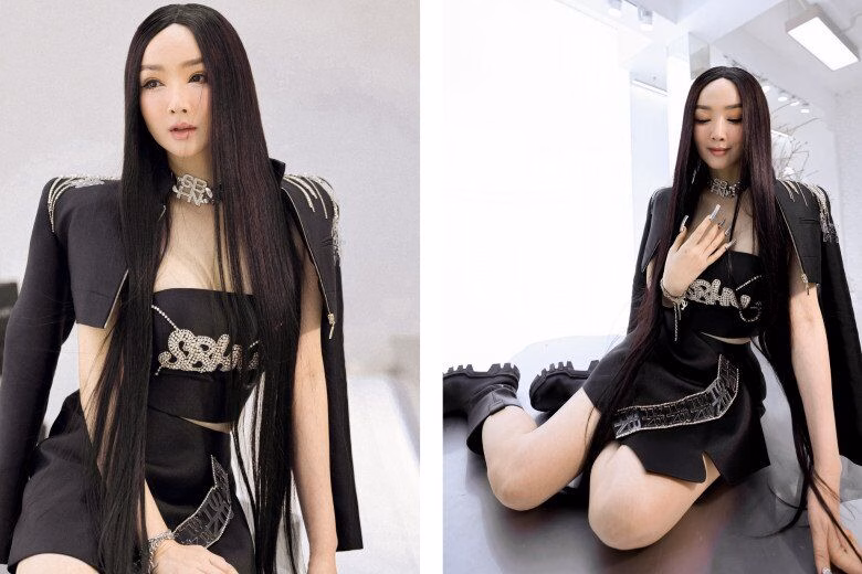 30 năm vẫn ‘đốt cháy’ với nhan sắc, Giáng My sành điệu ‘cưa sừng làm nghé’ quá xuất sắc Giáng My kết hợp thêm phụ kiện là chiếc choker họa tiết chữ cùng vòng tay Chanel và bộ nail đính đá chung concept. Với bộ trang phục đậm chất GenZ cùng cách pose dáng trẻ trung, quyến rũ, nhiều người thậm chí còn cho rằng trông cô như một nữ sinh.