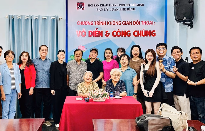 Các văn nghệ sĩ, phóng viên báo chí tham gia chương trình tọa đàm