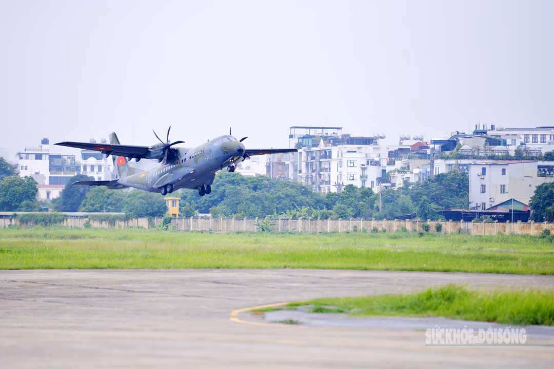 40 năm sau, đội bay vận tải Không quân Việt Nam tái xuất trên bầu trời Thủ đô Chiếc vận tải cơ quân sự C-295M mang số hiệu 8903 là chiếc máy bay vận tải hiện đại lớn nhất của Không quân Việt Nam đến thời điểm hiện tại.