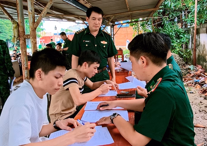 45 người Việt bị trục xuất từ Campuchia về Việt Nam do cư trú trái phép Phát hiện nhiều trường hợp phạm pháp trong số 45 người bị trục xuất - Ảnh 2.
