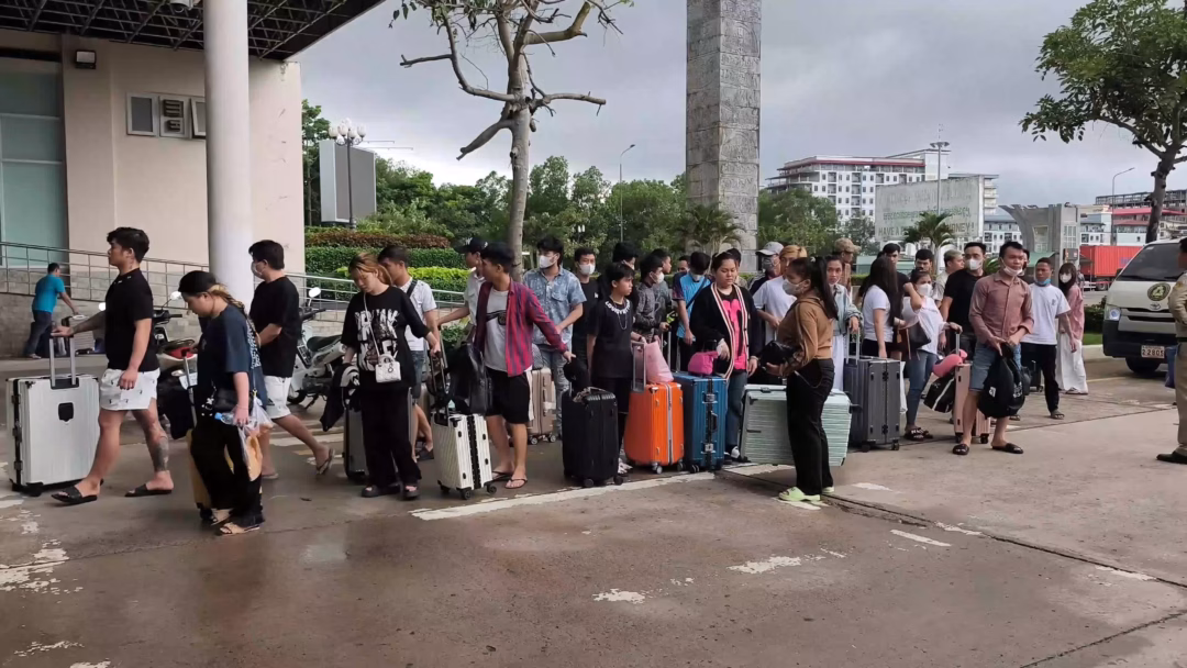 45 người Việt bị trục xuất từ Campuchia về Việt Nam vì cư trú trái phép Cơ quan chức năng tỉnh Tây Ninh đã tiếp nhận 45 công dân do Đại sứ quán Việt Nam tại Campuchia và lực lượng chức năng Campuchia bàn giao
