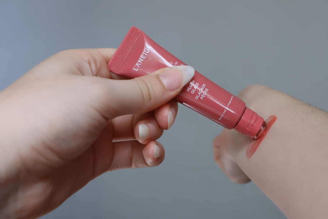 5 loại son dưỡng ẩm tốt nhất giúp đôi môi khô được cấp cứu ‘I noted how sheer and even the coverage was of any tinted lip balms I tested.’ Photograph: Sarah Matthews/The Guardian
