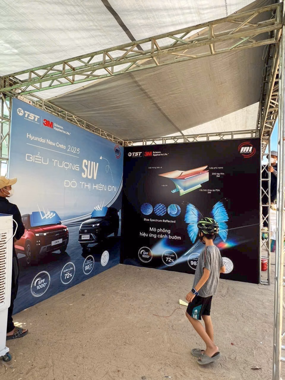 thi cong dan hang trien lam hyundai2