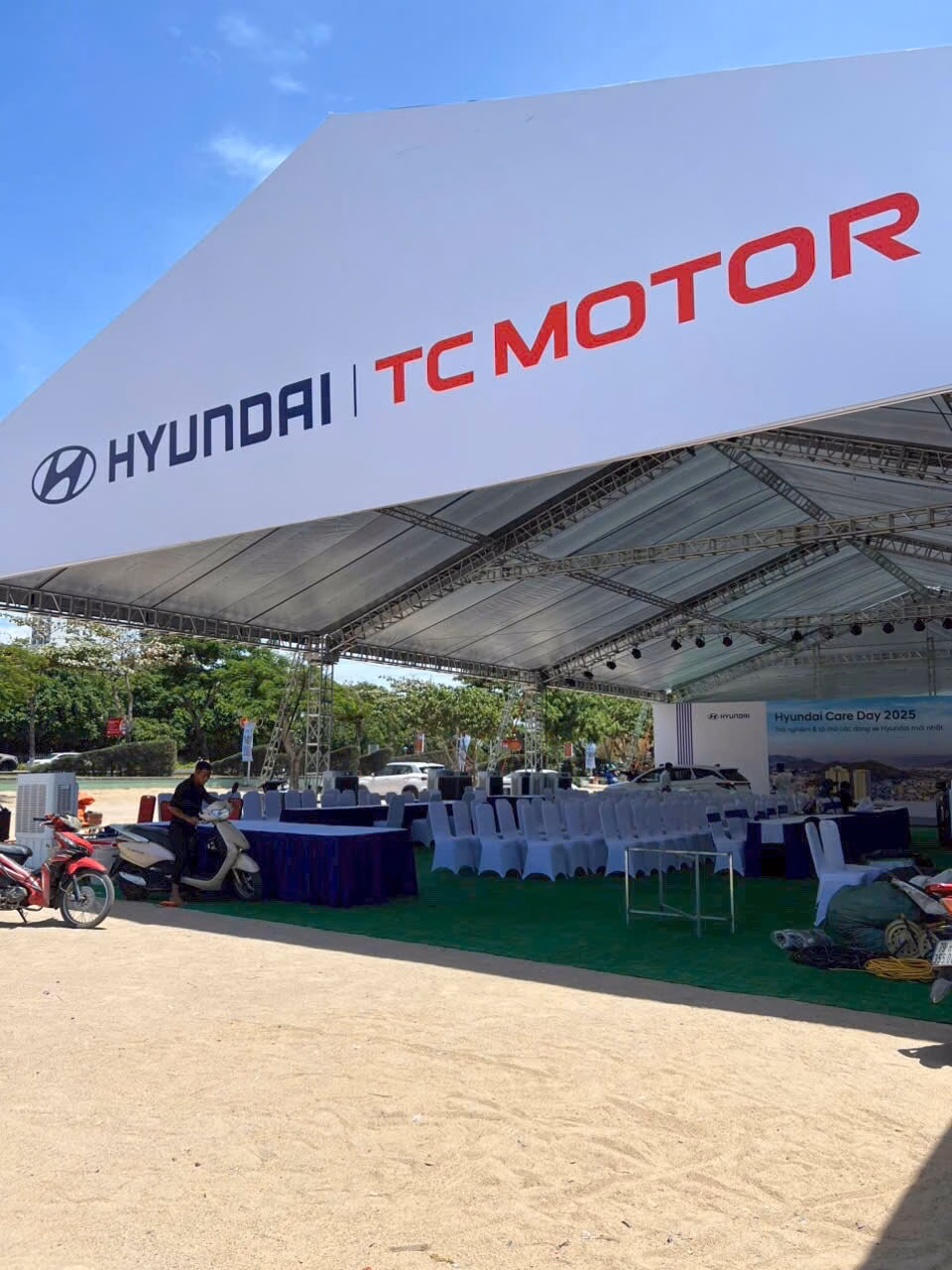 thi cong dan hang trien lam hyundai