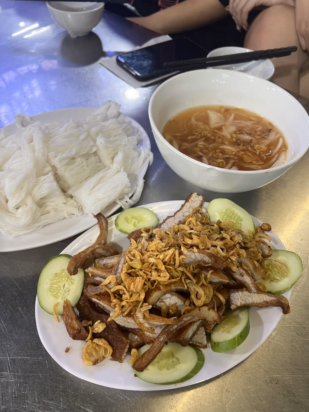 Ăn gì ở Ninh Bình mà 10 người chỉ tốn 700.000 đồng/người? Phở xíu chấm là món nhóm khách Hà Nội yêu thích nhất. Ảnh: NVCC