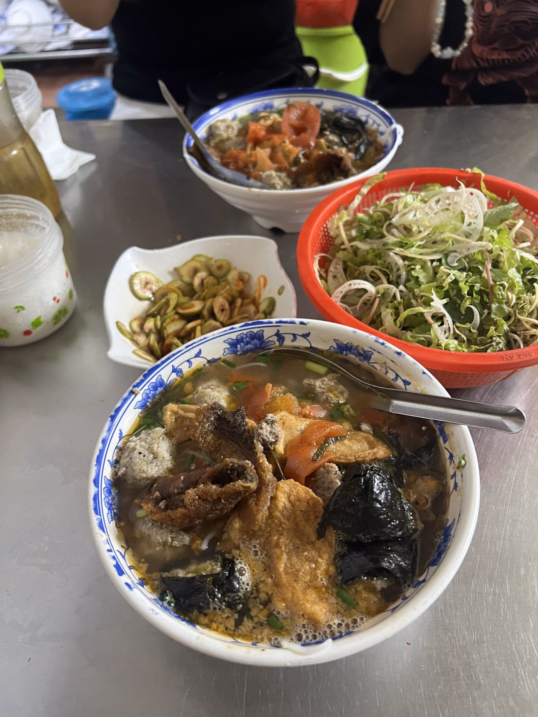 Ăn gì ở Ninh Bình mà 10 người chỉ tốn 700.000 đồng/người? Bát bún sung đầy đủ có giá 30.000 đồng. Ảnh: NVCC