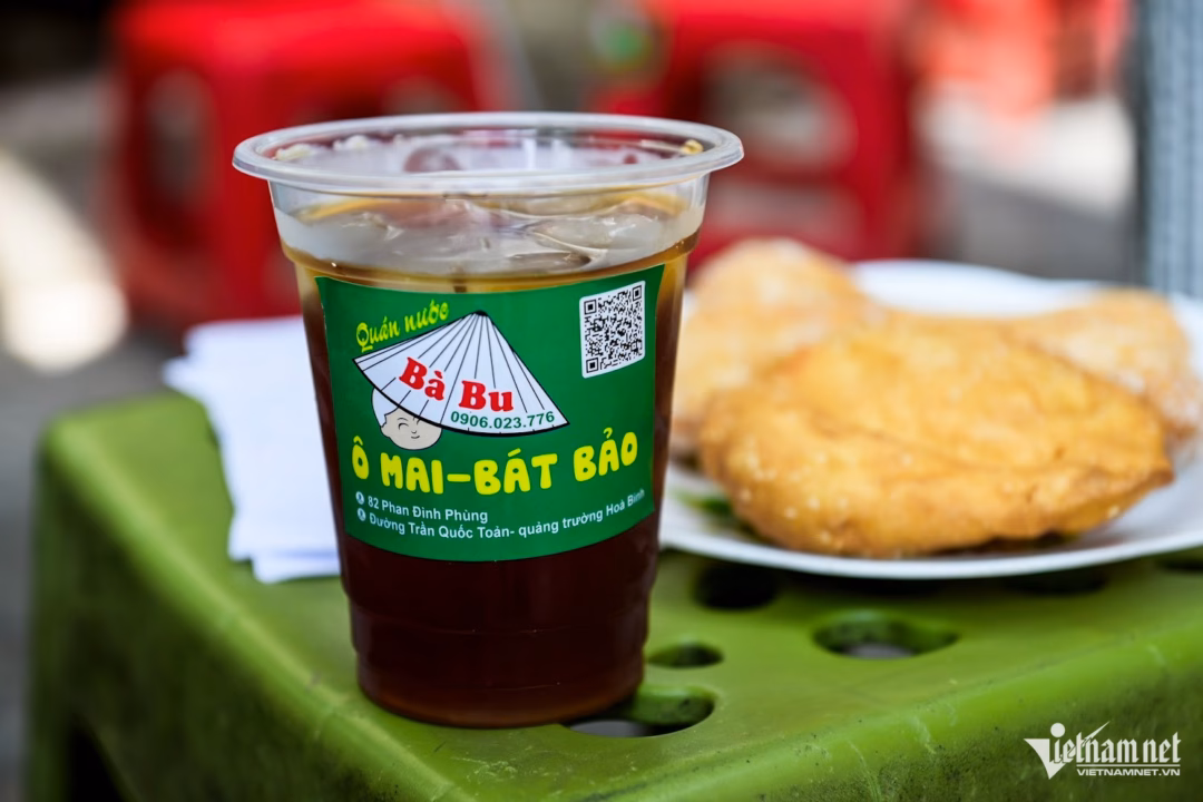 Ăn gì ở Ninh Bình mà chỉ 700 nghìn/người, vẫn vui và ngon miệng? Trà bát bảo của quán là món giải nhiệt quen thuộc với nhiều người Nam Định (nay là Ninh Bình). Ảnh: Trọng Tùng