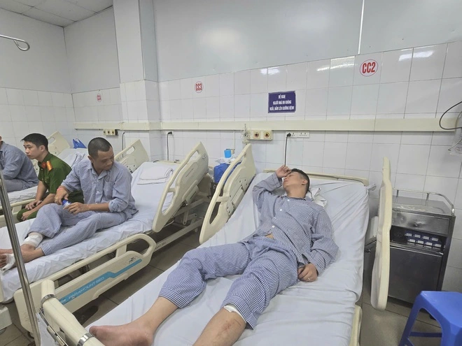 Anh công nhân cứu nhiều người trong tai nạn tàu du lịch vịnh Hạ Long được khen thưởng Người con trai cứu mẹ khỏi tàu lật trên vịnh Hạ Long đầy xúc động - Ảnh 4.