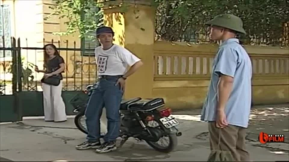Bá Anh tuổi 50: Đơn thân, tái hôn và cân bằng sự nghiệp Bá Anh (xuất hiện từ 0:13) trong phim "Sóng ở đáy sông". Video: