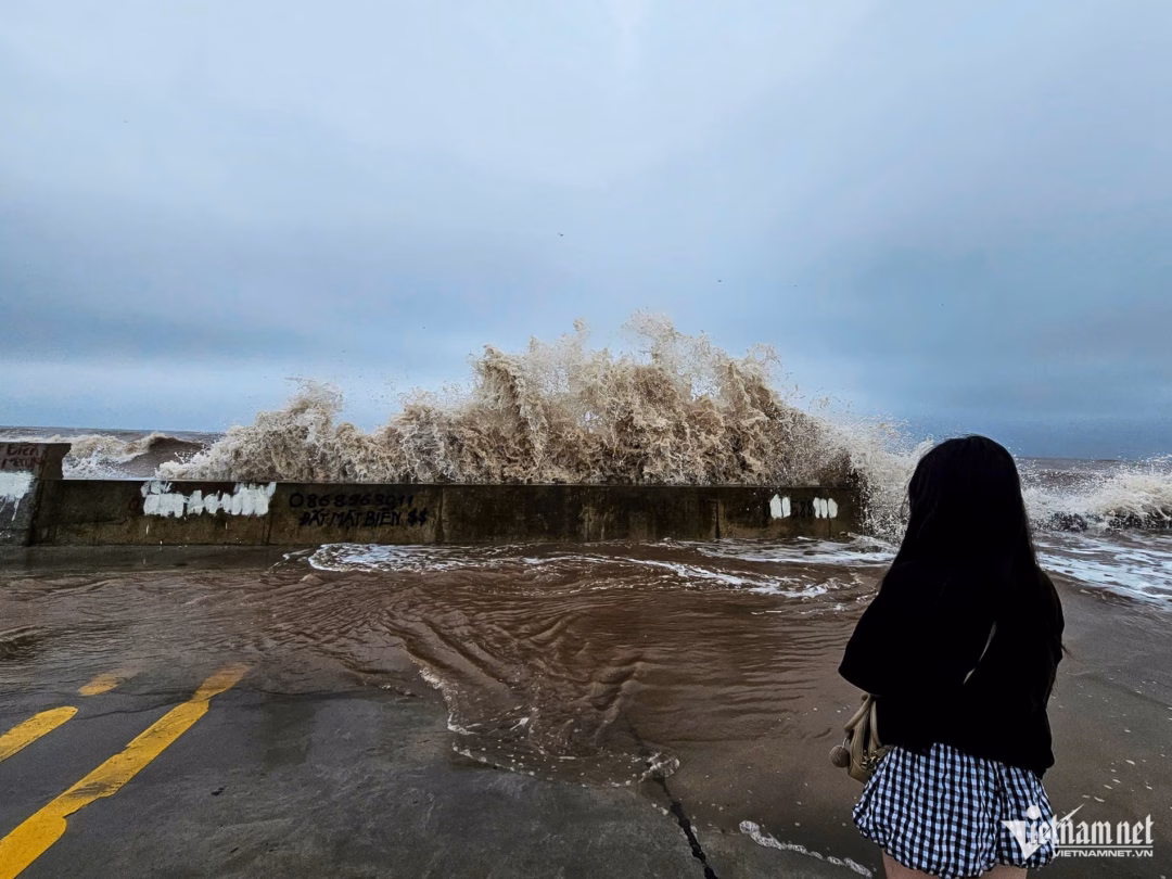 Bão đổ bộ, người dân bất chấp nguy hiểm ‘đu sóng’ trên đê Mặc dù chính quyền khuyến cáo người dân không lại gần khu vực nguy hiểm, tuy nhiên nhiều người vẫn bất chấp đứng gần bờ biển lúc bão đổ bộ vào bờ. Ảnh: Trọng Tùng