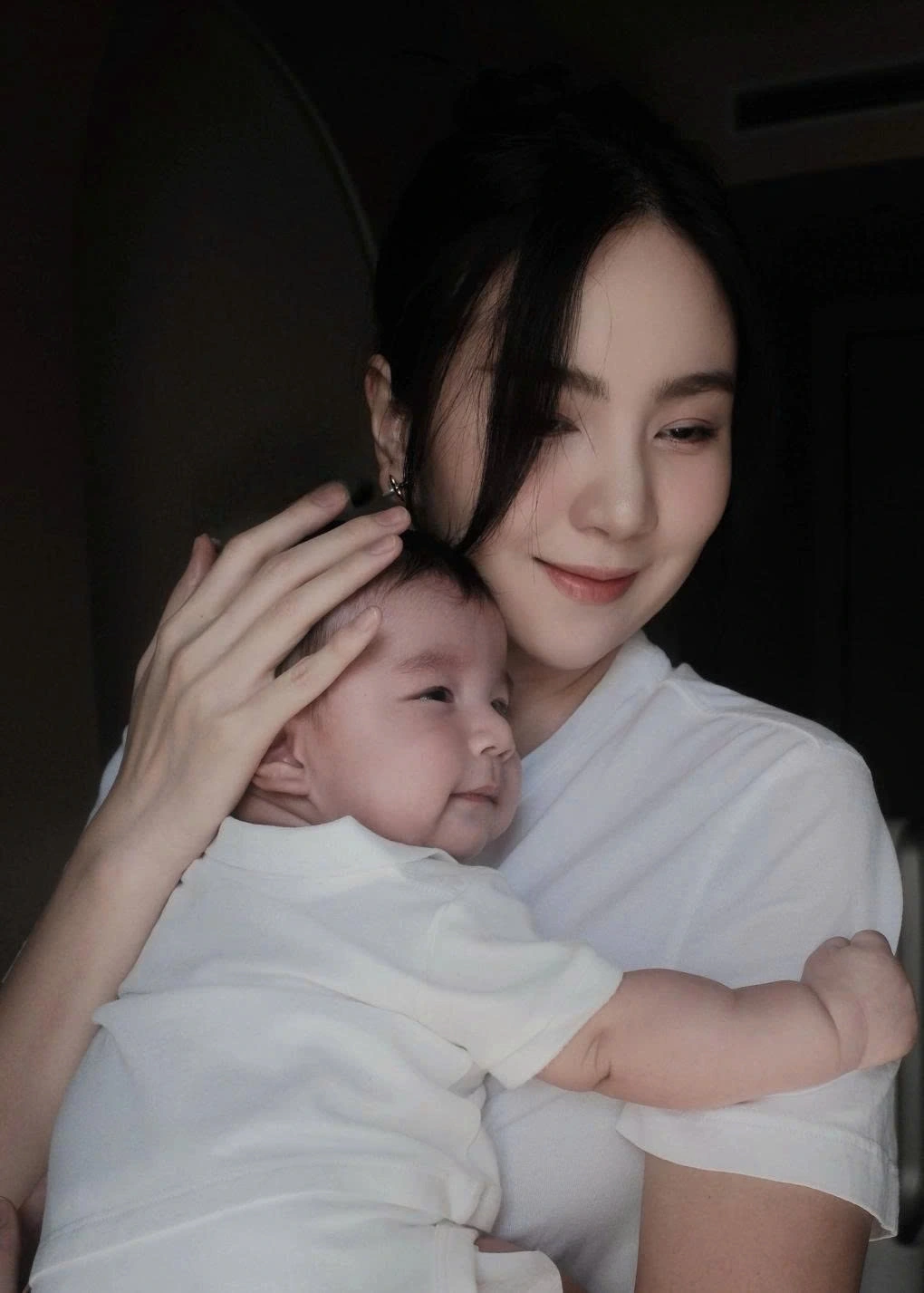 Bảo Thanh đăng ảnh gia đình 4 thế hệ MC Mai Ngọc cảm nhận mình học được nhiều điều mới trong vai trò làm mẹ. Cô cảm ơn quý tử xuất hiện và mang cho cô niềm hạnh phúc khi bé reo vui mỗi ngày.