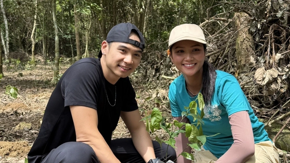 Bảo Thanh đăng ảnh gia đình 4 thế hệ gây xúc động Sao Việt 15/7: Hoa hậu H'Hen Niê và ông xã đi trồng cây