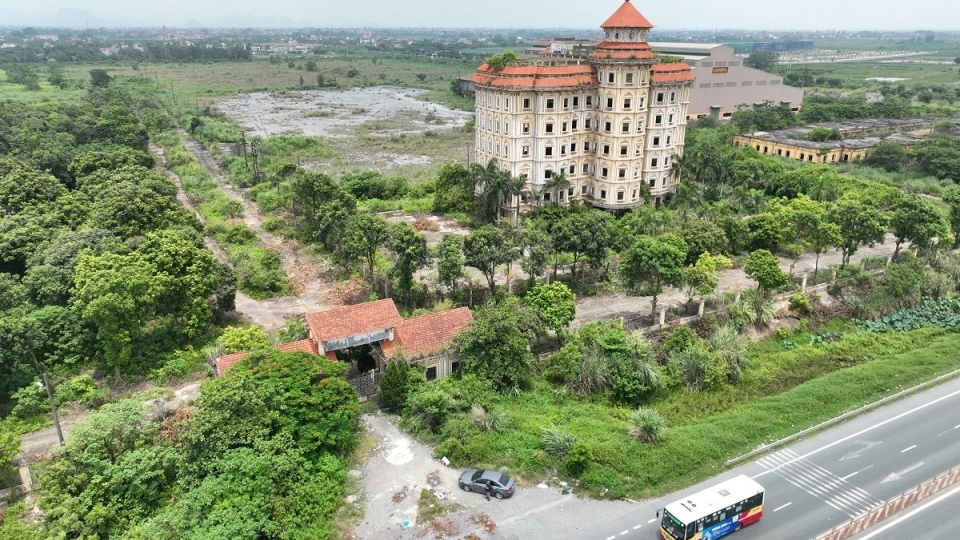 Bảo Thanh đăng ảnh gia đình 4 thế hệ gây xúc động Cận cảnh trường Đại học Hà Hoa Tiên 1.500 tỷ vắng lặng, cỏ dại um tùm