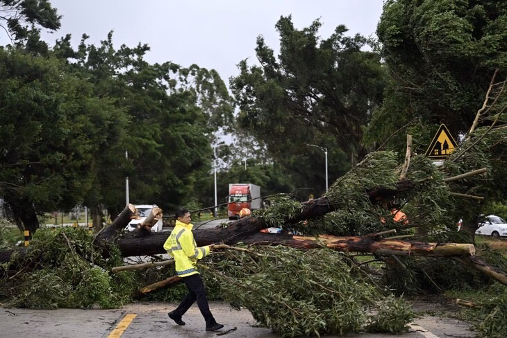 Đường phố thủ đô Manila, Philippines ngập lụt do mưa lớn ngày 21-7 - Ảnh: AFP