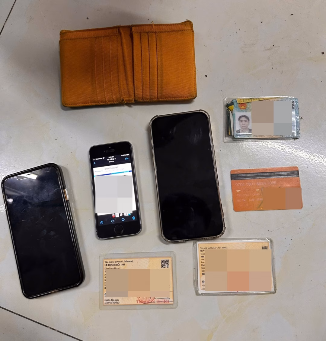 Bắt kẻ lừa đảo chiếm đoạt 4,8 tỷ đồng qua mua bán thiết bị điện tử “ảo” trên Facebook Tang vật thu giữ trong vụ án.