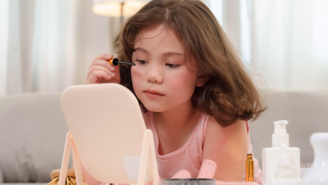 Bé 6 tuổi học trang điểm, bố mẹ có nên cho phép?