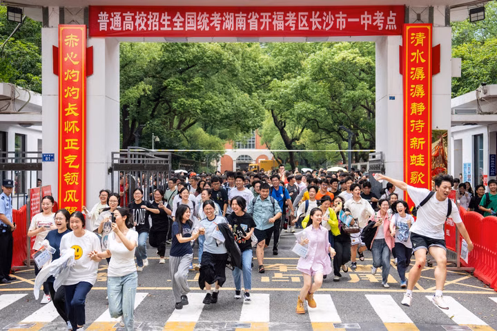 Bị điểm thi đại học thấp, nam sinh 17 tuổi bị bố mẹ bỏ rơi Hàng nghìn học sinh Trung Quốc tham dự kỳ thi tuyển sinh đại học vào tháng 6. (Ảnh: Xinhua)