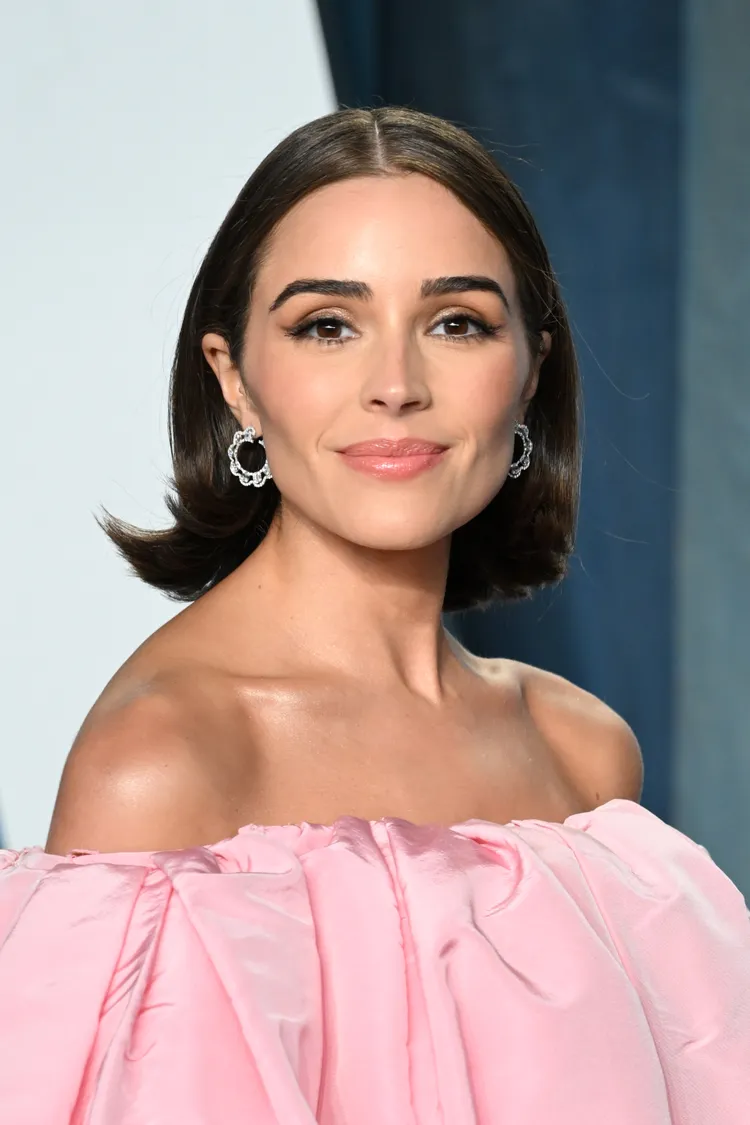 Bí quyết tạo kiểu tóc lật chuẩn đẹp tại nhà từ các chuyên gia hàng đầu Olivia Culpo wearing a dark, long bob with the ends flipped out for a flip hairstyle