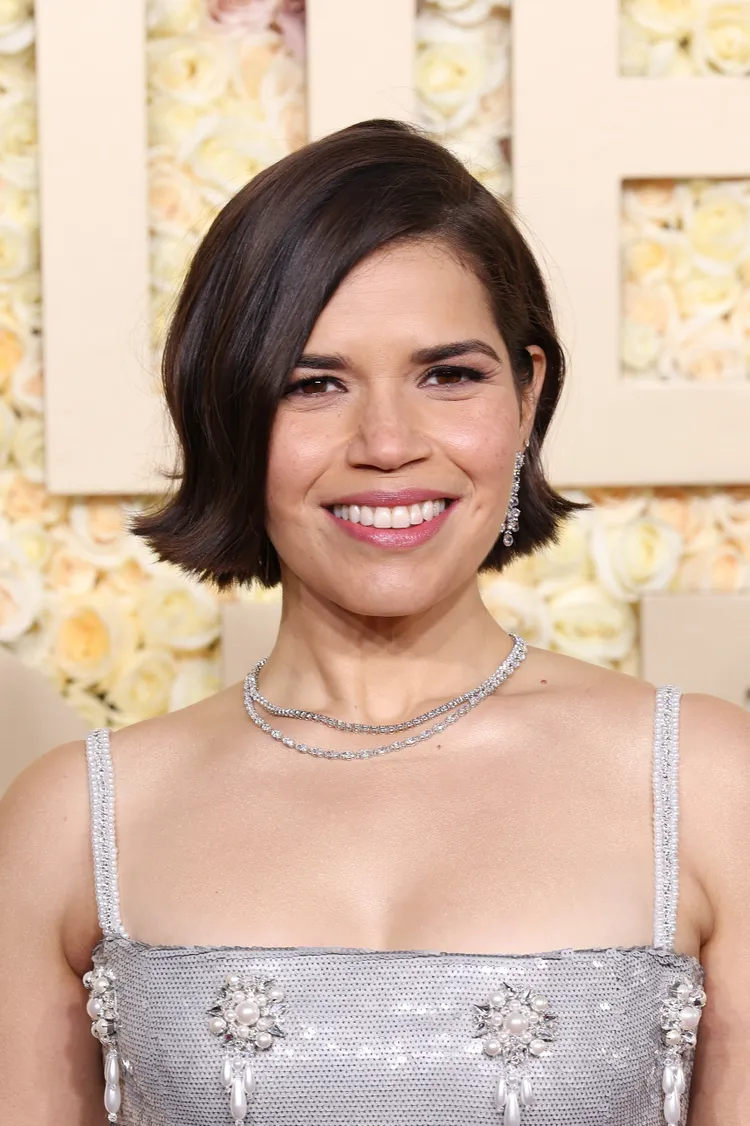 Bí quyết tạo kiểu tóc lật chuẩn đẹp tại nhà từ các chuyên gia hàng đầu America Ferrera with her hair in a short bob with a deep side part and flipped-out ends