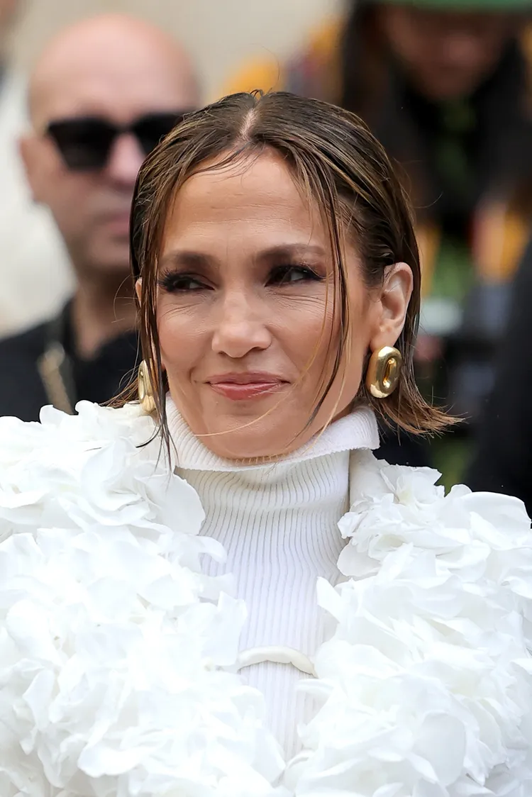 Bí quyết tạo kiểu tóc lật chuẩn đẹp tại nhà từ các chuyên gia hàng đầu Jennifer Lopez with a middle-parted, wet bob hairstyle that has flipped-out ends